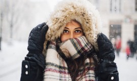 ما حقيقة الاختلاف بين النساء والرجال بالشعور بالبرد؟ دراسة علمية تجيب