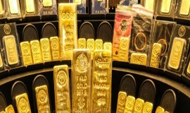 أسعار الذهب تتراجع عالمياً وترقب حذر لبيانات التضخم والفائدة الأمريكية
