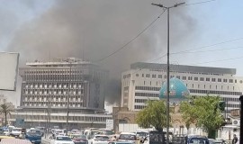 الدفاع المدني يكافح حريقاً اندلع داخل مخازن تجارية بمنطقة السنك ببغداد