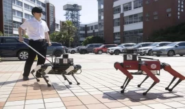 روبوت صيني يساعد فاقدي البصر"الكلب الدليل"