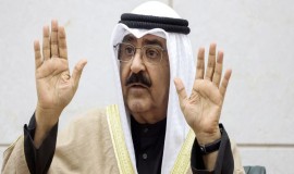 ما هي مواد الدستور التي أوقف أمير الكويت العمل بها؟