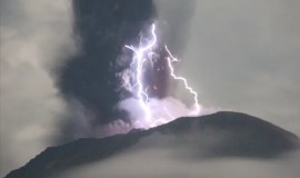ثوران بركان هائل في إندونيسيا والسلطات تحذر