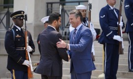 وزير الحرب الأمريكي يستقبل رئيس الوزراء علي الزيدي