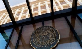 الفيدرالي الأميركي يدرس تأجيل تخفيضات أسعار الفائدة