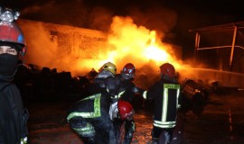 الدفاع المدني يخمد حريقاً اندلع داخل معمل للإسفنج في بغداد