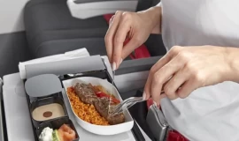 ماهي أنواع الطعام الضار خلال رحلات الطيران؟ أخصائية تجيب