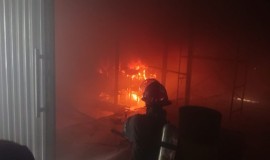 فرق الدفاع المدني تخمد حريقاً اندلع بمخازن تجارية وسط العاصمة بغداد